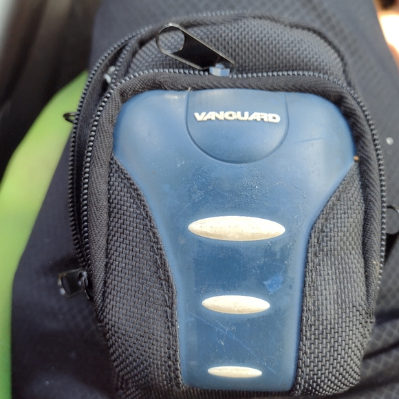 Nikon Coolpix L18 digital camera with free carrying case - Picture 6 of 7